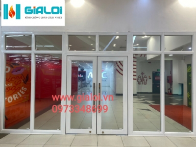 Cửa kính chống cháy ngăn cầu thang chung cư